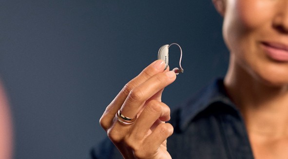 ¿Sabías que perder audición no solo afecta a tu comunicación, sino también a tu cerebro? En los últimos años, la ciencia ha revelado una conexión sorprendente, pero importante: la pérdida auditiva no tratada puede aumentar el riesgo de desarrollar demencia. Afortunadamente, hay algo que puedes hacer al respecto, y comienza con algo tan sencillo como un audífono.